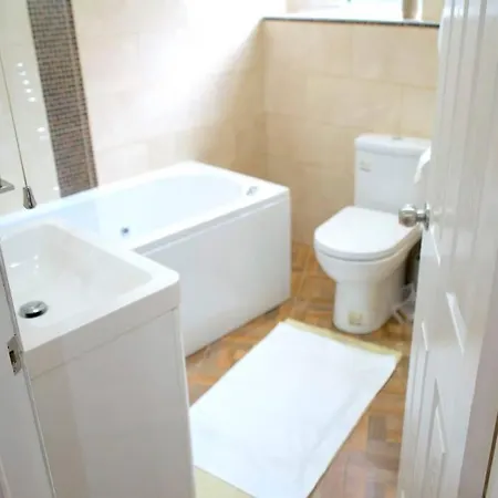 Large & Comfy House In Birmingham, 4 Bedroom,secured Free Parking ,free Wifi *